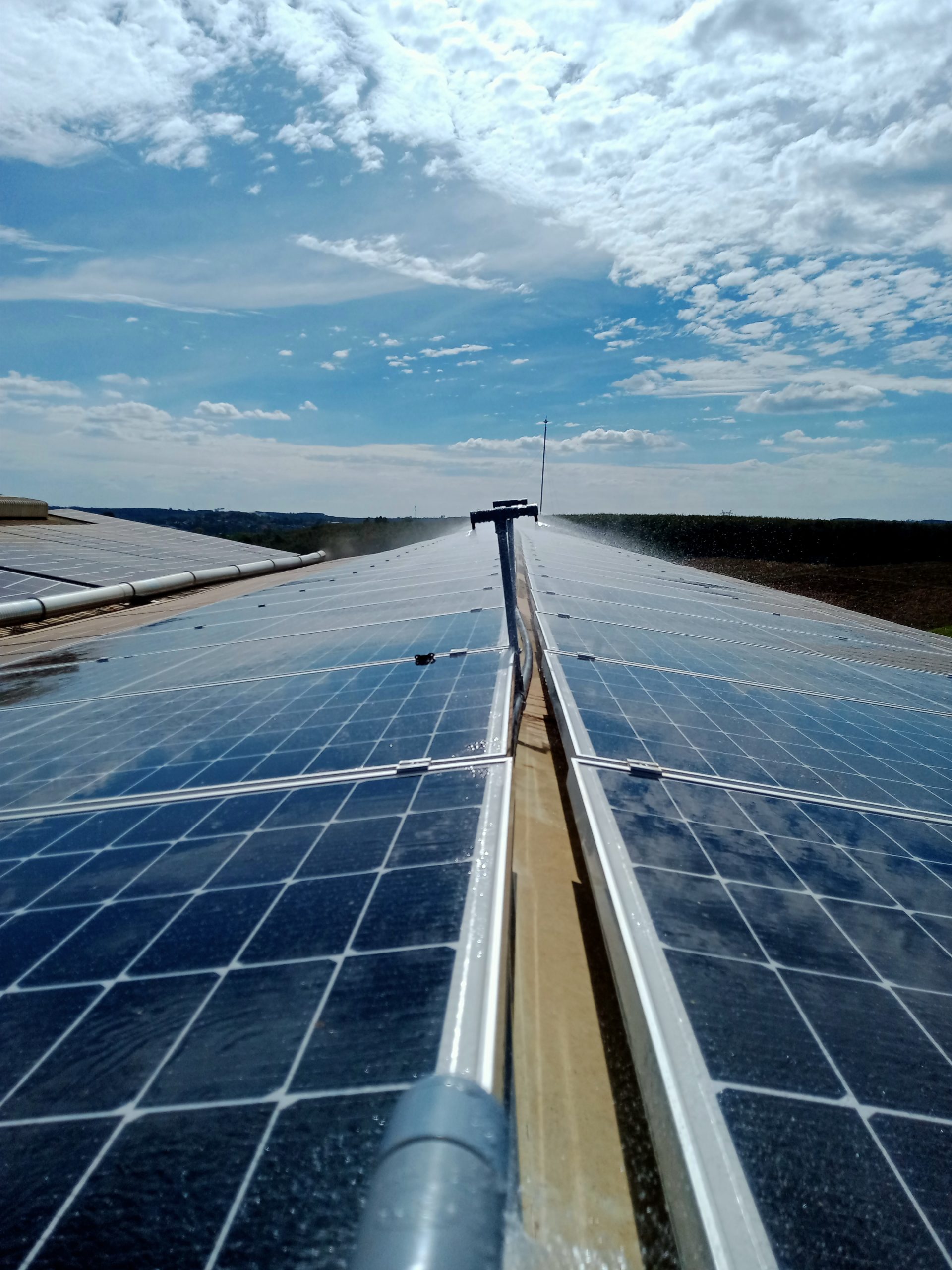 Pin năng lượng mặt trời - rửa pin tự động giúp tăng hiệu suất tấm pin đáng kể